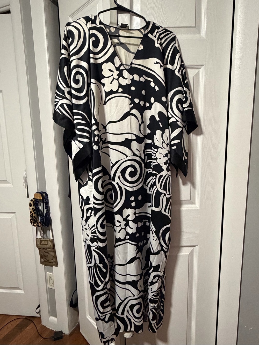 Vintage Natori black  & White Abstract Floral Maxi Kaftan